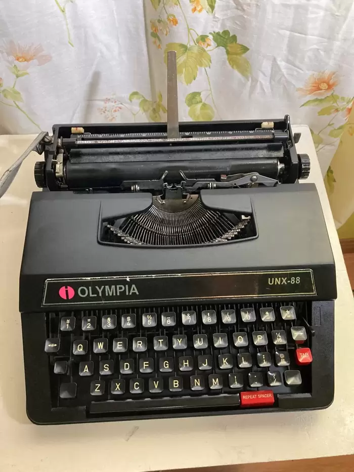 PHP 1,450 Olympia UNX 88 Portable Manual Typewriter on