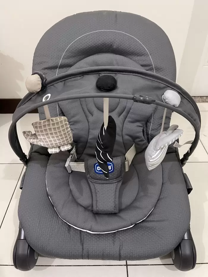 PHP 2,800 Preloved Chicco Hoopla Baby Bouncer on
